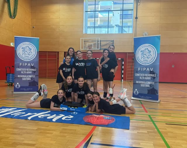 Una squadra dell'Associazione Dilettantistica Pallavolo Laives in palestra