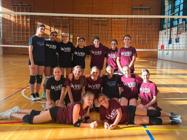Il gruppo squadra Pallavolo Laives in palestra